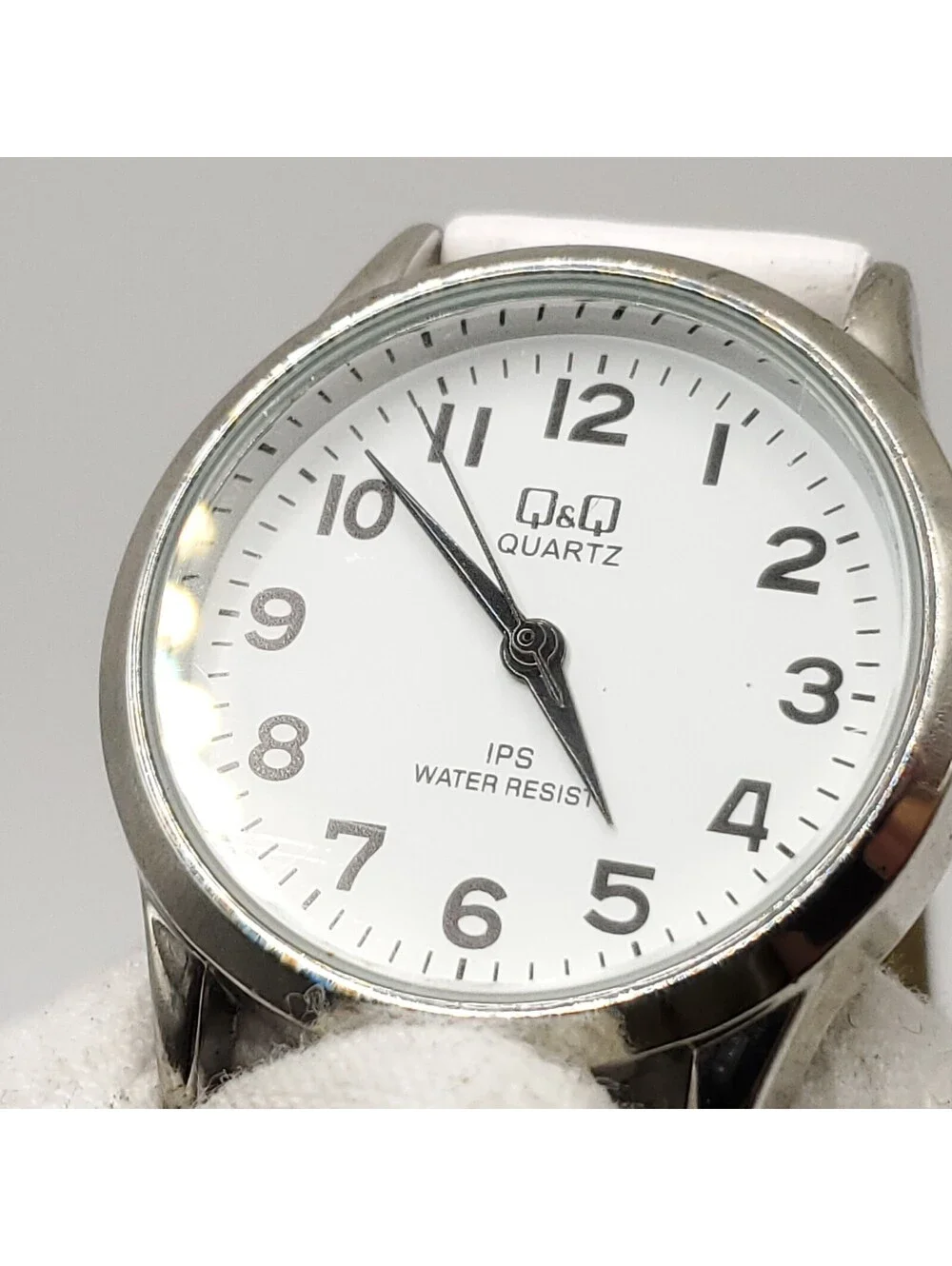 Q&Q Quartz Womens Watch 30mm White Leather Band New Battery